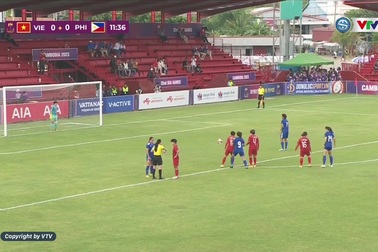 Bolden đá 11m thành công, mở tỉ số cho tuyển nữ Philippines