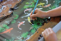 Chàng trai Thanh Hóa vẽ tranh cá sống động như đang bơi