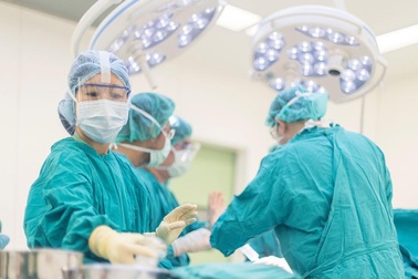 Trồng răng Implant giá rẻ: Coi chừng tiền mất tật mang