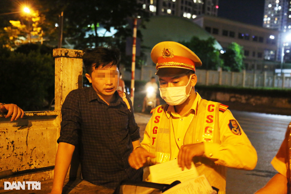 Hà Nội: CSGT hóa trang gần quán nhậu, xử lý ma men lái ô tô - 10 Hà Nội: CSGT hóa trang gần quán nhậu, xử lý ma men lái ô tô - 10
