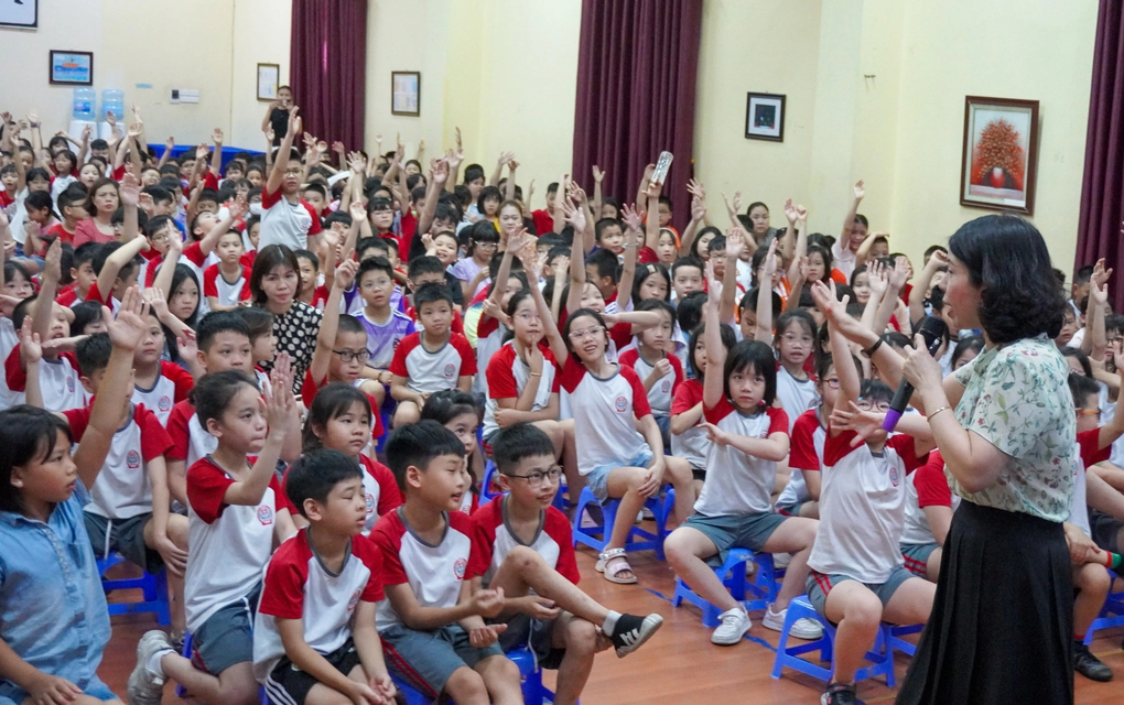 Phụ huynh trường tư trĩu vai đóng phí đầu năm, giấy thi cũng tính tiền - 3 Phụ huynh trường tư trĩu vai đóng phí đầu năm, giấy thi cũng tính tiền - 3