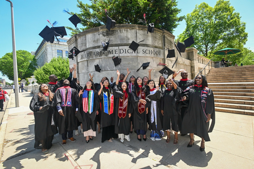 Món quà tặng ba mẹ của nữ sinh đạt GPA tuyệt đối đại học Y thuộc Harvard - 2