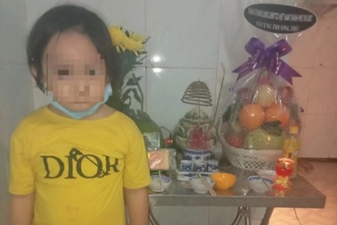 Thiếu tá đỡ đầu cho anh chị của bé 4 tuổi "một mình nhận tro cốt mẹ"