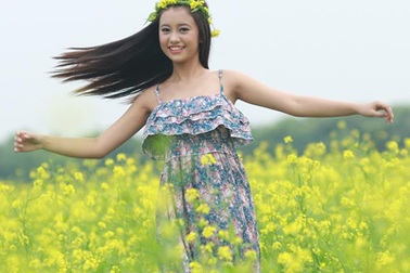 “Ong vàng” Thúy Quỳnh khoe sắc giữa thảm cải vàng