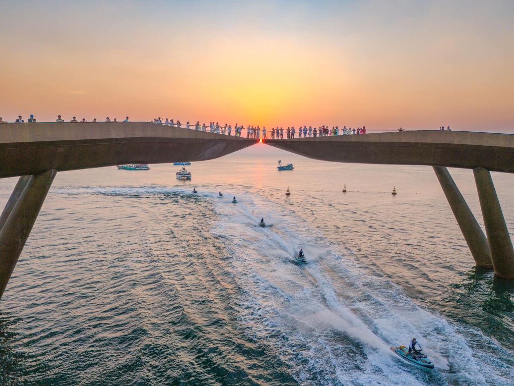 Màn bay lượn ấn tượng trên mặt biển Phú Quốc của á quân flyboard thế giới - 1 Màn bay lượn ấn tượng trên mặt biển Phú Quốc của á quân flyboard thế giới - 1