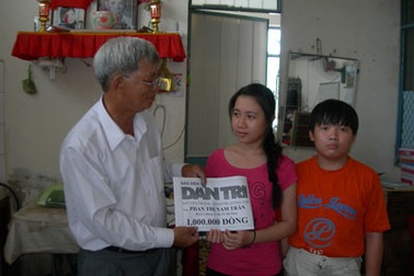 Quà nhân ái đến với ba chị em mồ côi