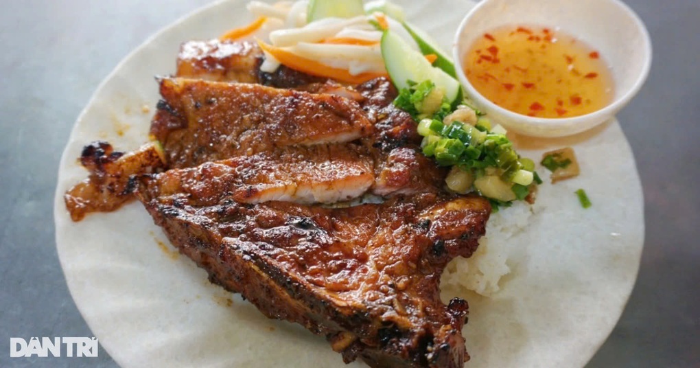 Dĩa cơm tấm khổng lồ khiến khách Tây mê mẩn khi trở lại TPHCM - 3 Dĩa cơm tấm khổng lồ khiến khách Tây mê mẩn khi trở lại TPHCM - 3