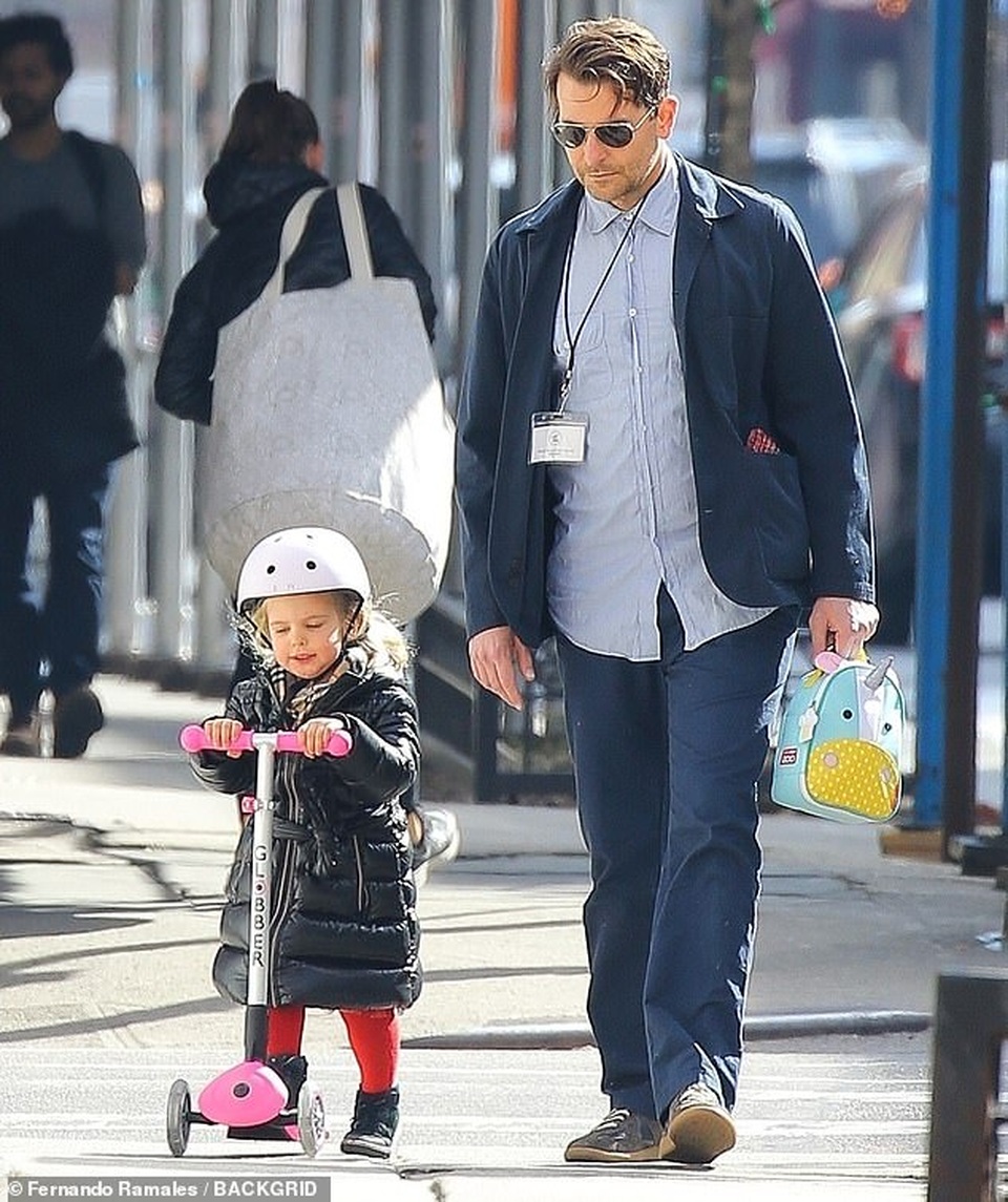 Bradley Cooper đưa con gái xinh đẹp ra phố - 3 Bradley Cooper đưa con gái xinh đẹp ra phố - 3