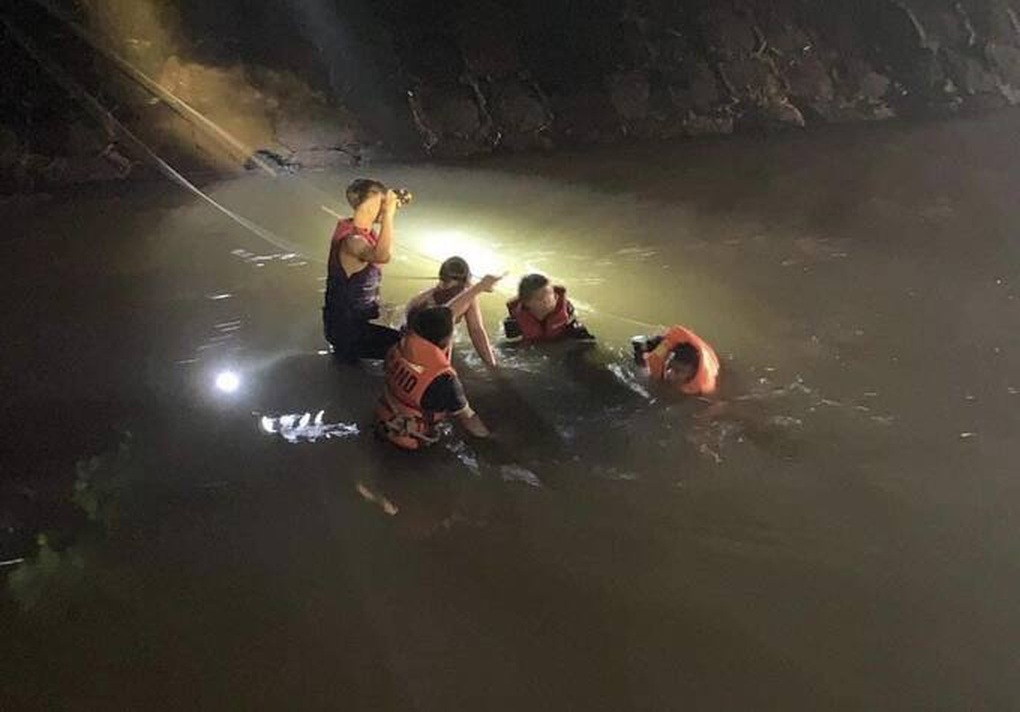 Xe chở 4 người lao xuống kênh, tài xế mất tích, 3 người thương vong - 1