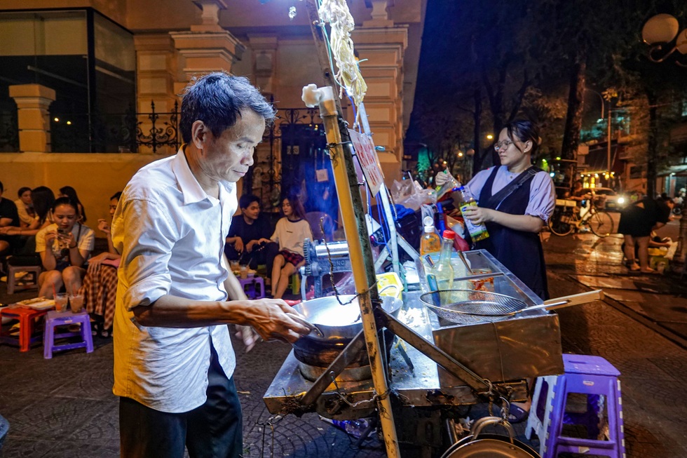 Lão gù ở nhà thờ Đức Bà với gánh hàng rong nuôi cả gia đình - 1 Lão gù ở nhà thờ Đức Bà với gánh hàng rong nuôi cả gia đình - 1