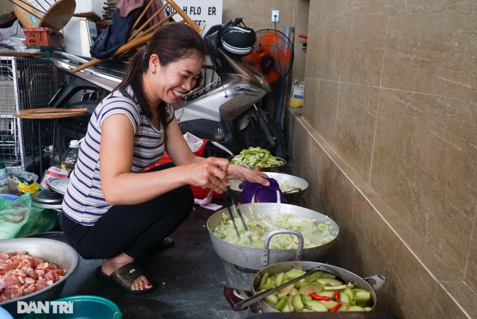Hàng nghìn suất cơm miễn phí ấm tình người trong mùa mưa lũ - 5 Hàng nghìn suất cơm miễn phí ấm tình người trong mùa mưa lũ - 5