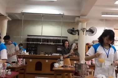 Cô Trang trong một buổi dạy thực hành nghề