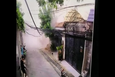 Camera ghi lại cảnh sập nhà 4 tầng ở TPHCM, 2 người thoát nạn trong tích tắ