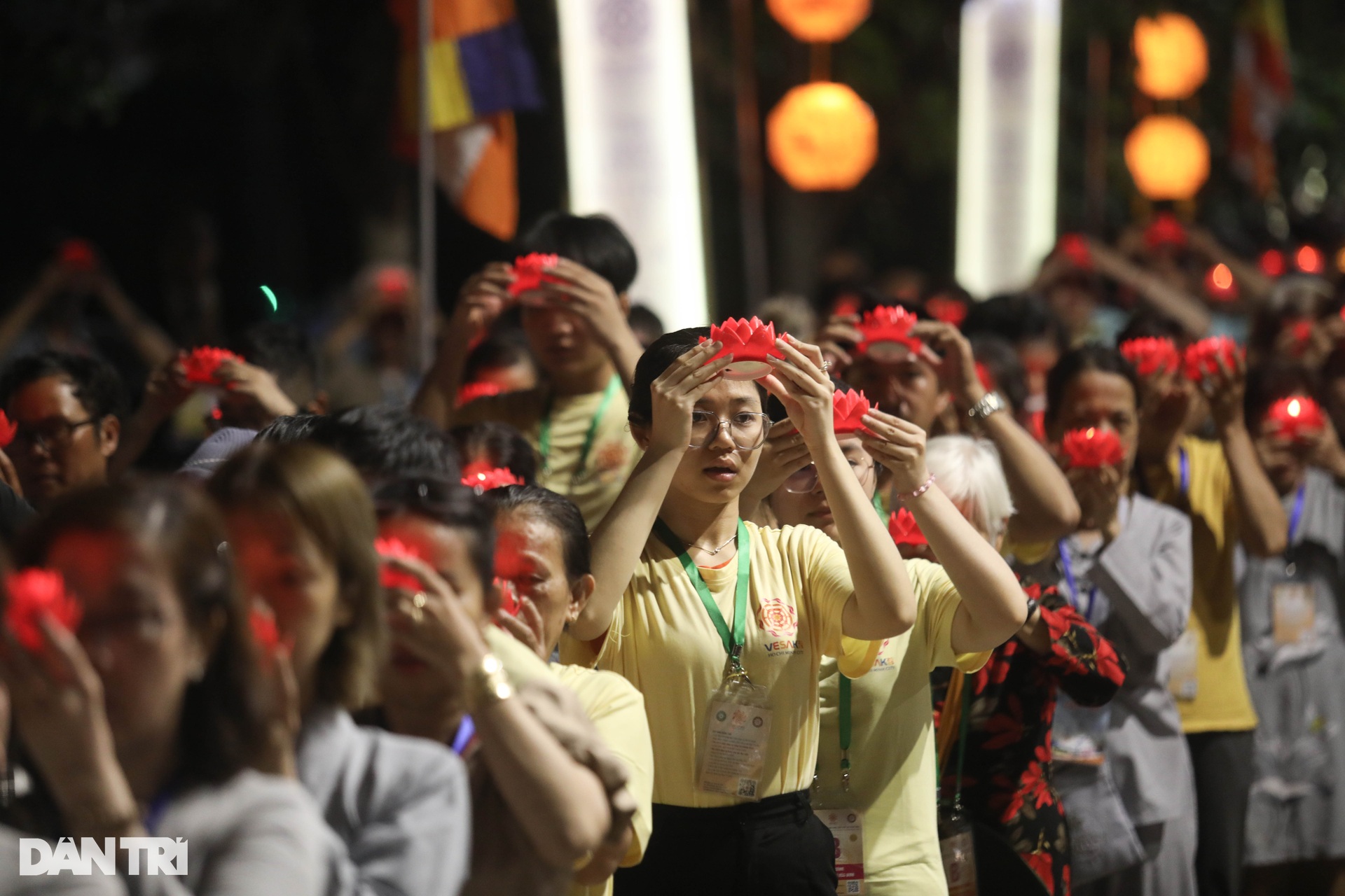 12.000 người cầu nguyện cho hòa bình thế giới ở lễ thả hoa đăng Vesak 2025 - 7 12.000 người cầu nguyện cho hòa bình thế giới ở lễ thả hoa đăng Vesak 2025 - 7