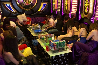 Chủ quán và 15 khách hát karaoke giữa mùa dịch bị phạt 77 triệu đồng