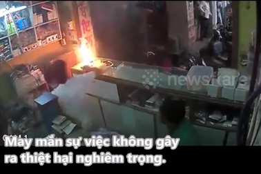 Khoảnh khắc smartphone bất ngờ phát nổ và bốc cháy trong cửa hàng