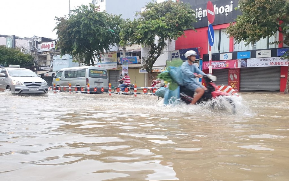 Cần Thơ: Triều cường gây ngập nhiều tuyến phố - 3 Cần Thơ: Triều cường gây ngập nhiều tuyến phố - 3
