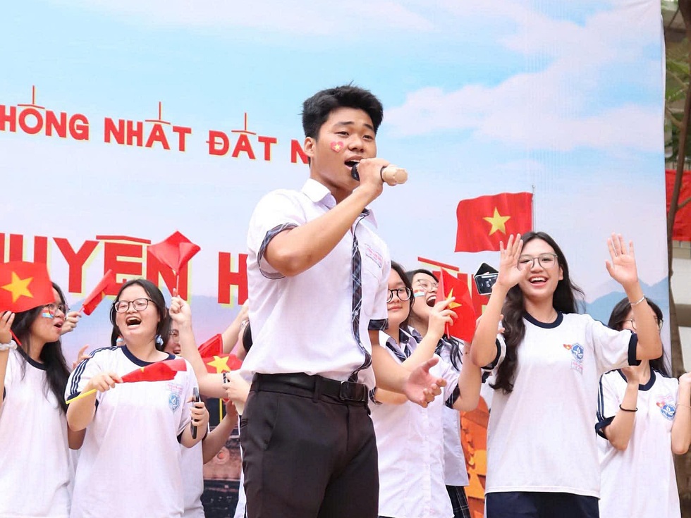 Nam sinh gây sốt nhờ giọng hiếm, hát nhạc đỏ được ví với NSND Trung Đức - 4 Nam sinh gây sốt nhờ giọng hiếm, hát nhạc đỏ được ví với NSND Trung Đức - 4