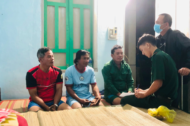 Sóng đánh chìm 2 sà lan giữa biển, nhiều người trôi dạt cần cứu nạn