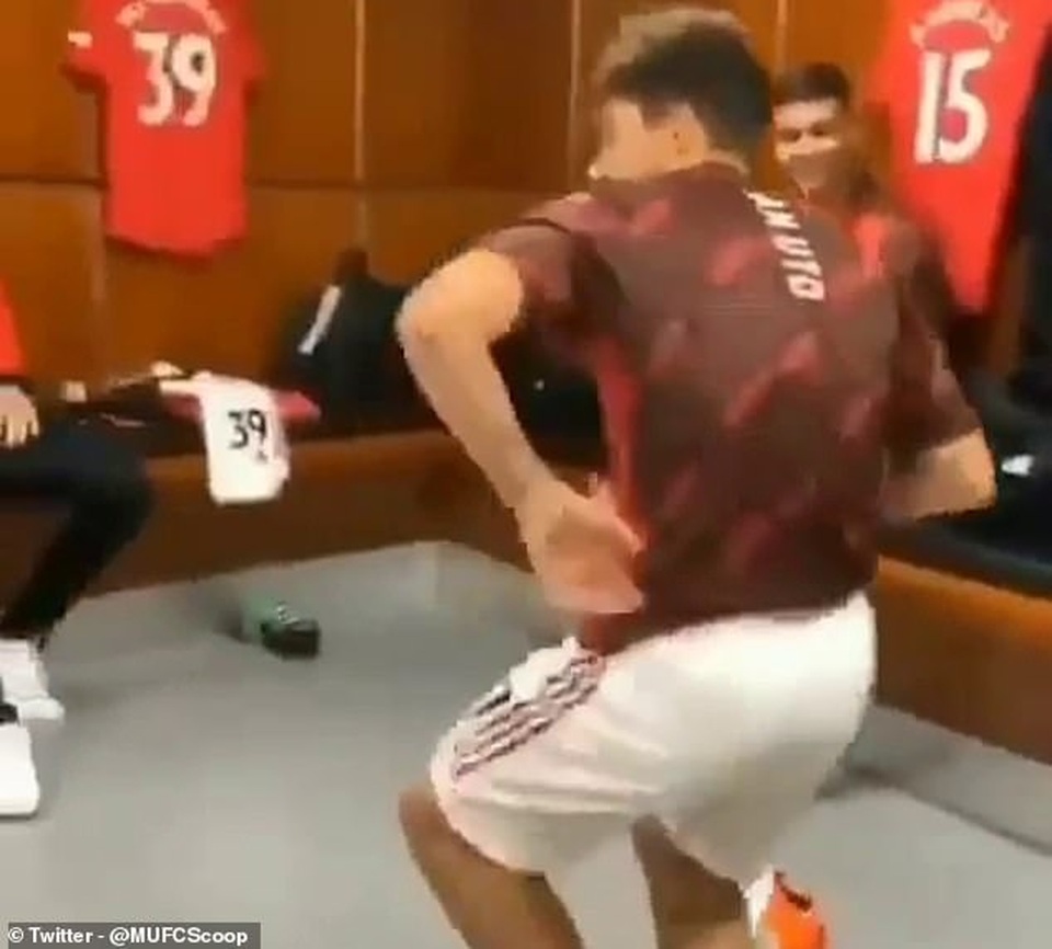 Pogba nhảy múa tưng bừng sau chiến thắng của Man Utd trước Bournemouth - 2 Pogba nhảy múa tưng bừng sau chiến thắng của Man Utd trước Bournemouth - 2