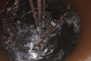 Người dân khốn khổ vì nguồn nước sinh hoạt nhiễm xăng dầu