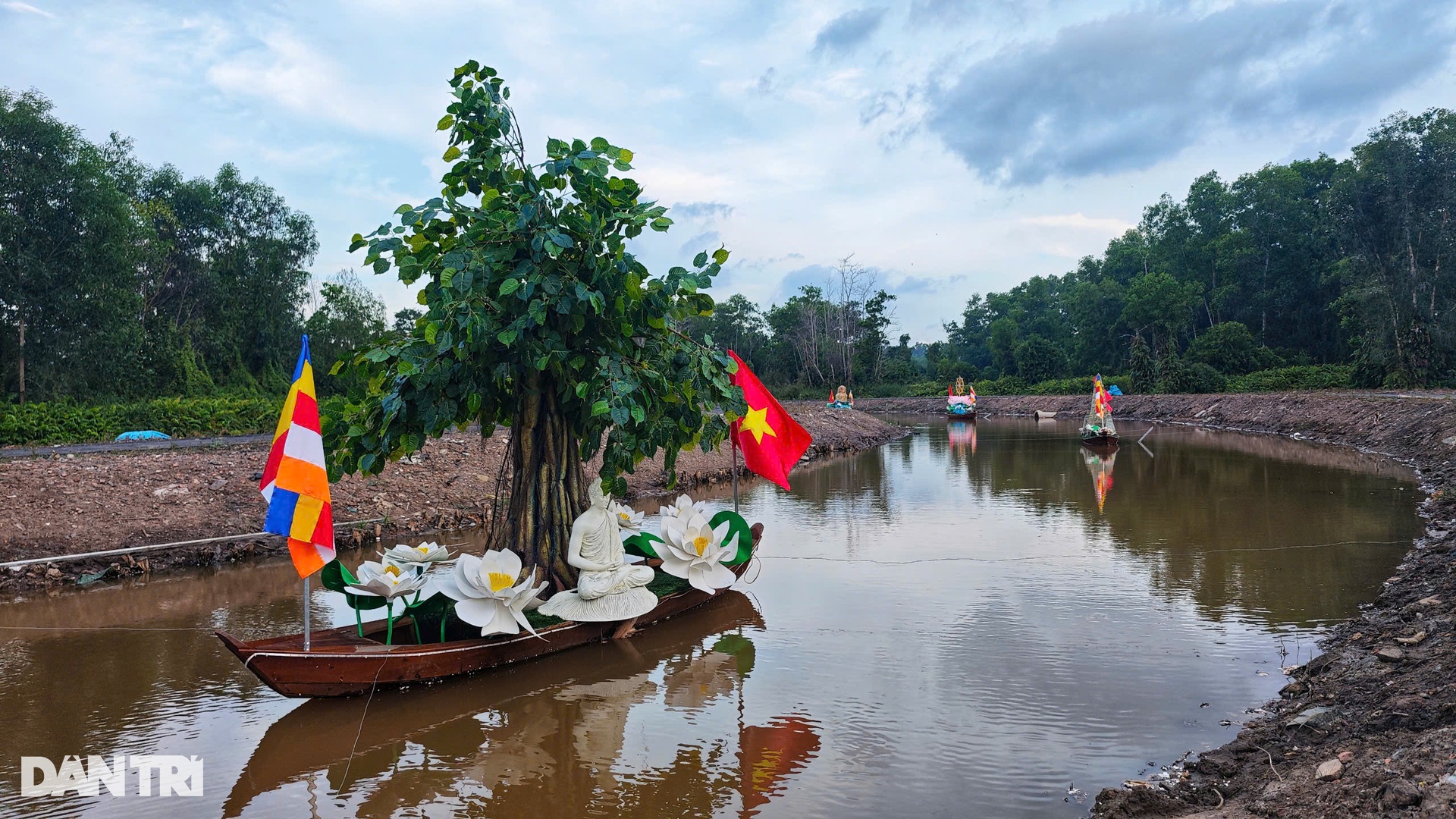 Close-up of the place to worship Buddha's relics and the opening of the Vesak Festival 2025 - 9