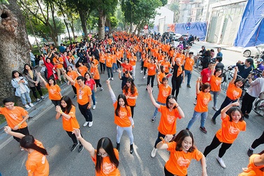 Hàng trăm bạn trẻ cùng nhảy vì sự tử tế, chống bạo lực trên phố đi bộ