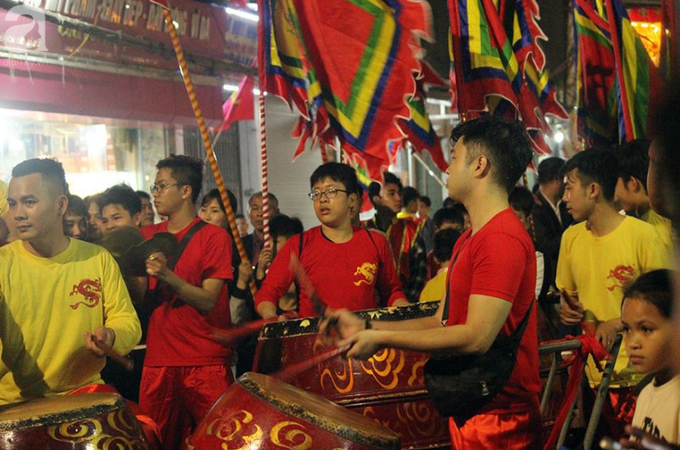Hà Nội: Ông lợn được hàng nghìn người dân La Phù đón rước trong đêm - Ảnh 10. Hà Nội: Ông lợn được hàng nghìn người dân La Phù đón rước trong đêm - Ảnh 10.