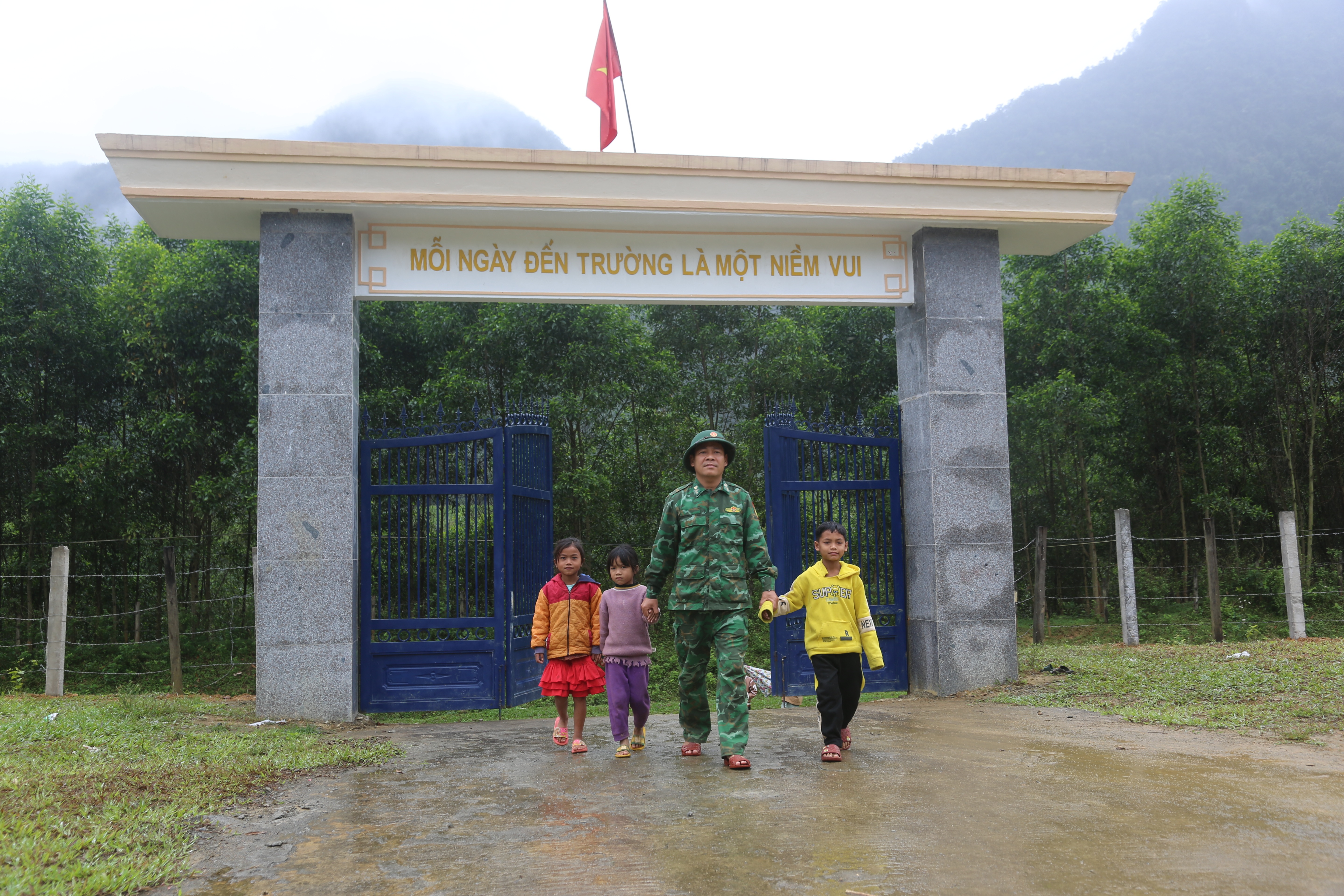Kỳ tích ở thung lũng Rục Làn và chuyện lính biên phòng xóa say cho dân - 6 Kỳ tích ở thung lũng Rục Làn và chuyện lính biên phòng xóa say cho dân - 6