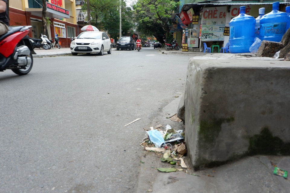 Hà Nội: Khẩu trang “vô chủ” bủa vây đường phố giữa mùa dịch Covid-19 - 8 Hà Nội: Khẩu trang “vô chủ” bủa vây đường phố giữa mùa dịch Covid-19 - 8