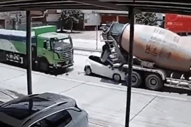 Dừng chờ đèn đỏ, xe ô tô con bị kẹp nát giữa 2 xe lớn