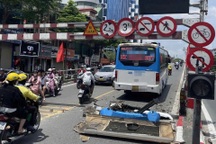 Hà Nội: Xử phạt tài xế điều khiển xe khách đi lên cầu vượt Tây Sơn