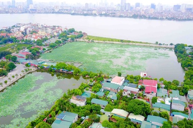 Hàng loạt biệt thự trên đất nông nghiệp ven Hồ Tây: "Thiếu sót rất lớn" (!)