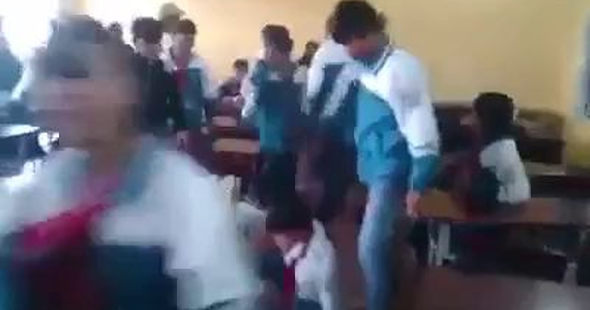 Video: Nam sinh lớp 7 bị đánh hội đồng tại lớp học | Báo Dân trí