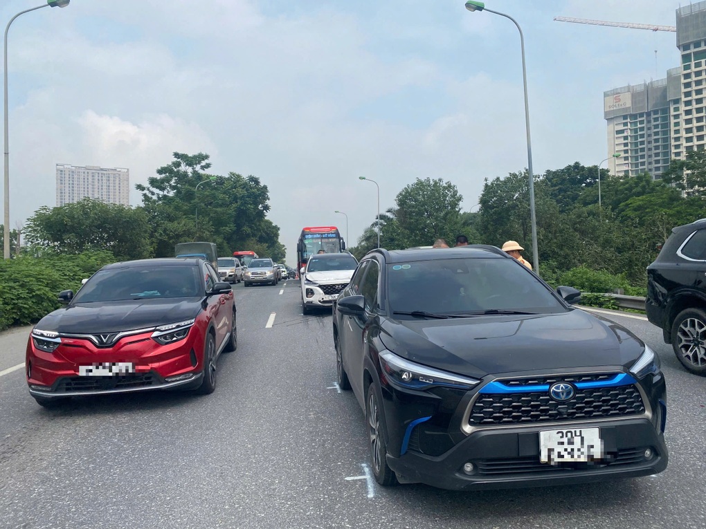 Bốn ô tô va chạm liên hoàn trên đại lộ Thăng Long - 1 Bốn ô tô va chạm liên hoàn trên đại lộ Thăng Long - 1