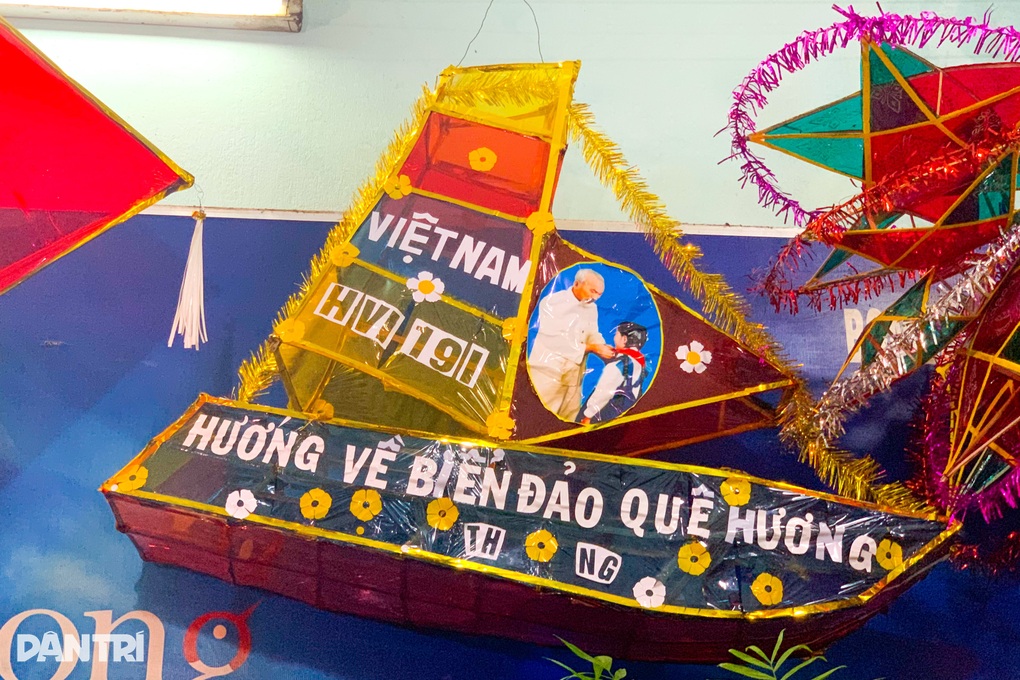 Người đàn ông miệt mài hơn 30 năm giữ nghề làm lồng đèn trung thu - 5