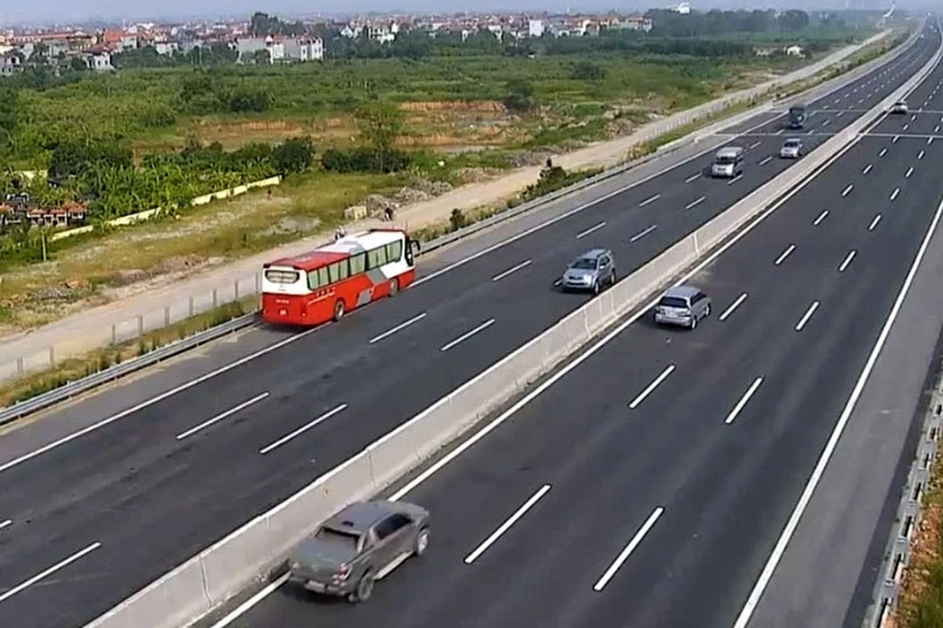 Cấm xe khách, xe tải chạy làn tốc độ cao để trị xe rùa bò trên cao tốc - 4