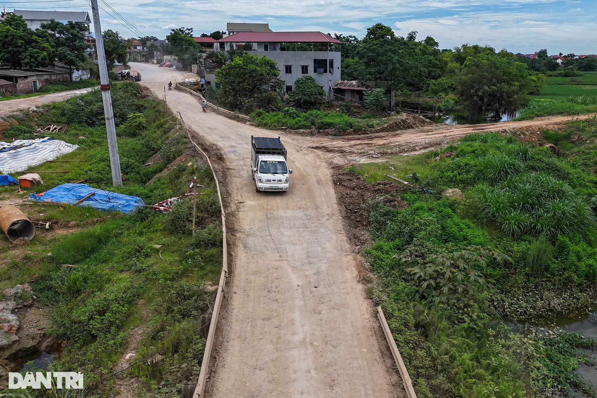 Dân khốn khổ vì cầu ở Ba Vì thi công dang dở, đường chi chít ổ gà, ổ voi - 5 Dân khốn khổ vì cầu ở Ba Vì thi công dang dở, đường chi chít ổ gà, ổ voi - 5