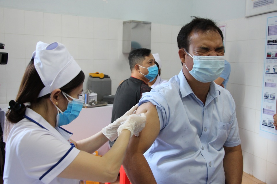 Những mũi tiêm vắc xin Covid-19 đầu tiên tại Đắk Lắk - 5 Những mũi tiêm vắc xin Covid-19 đầu tiên tại Đắk Lắk - 5