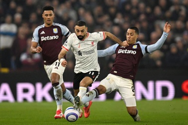 Liverpool thoát thua Aston Villa, tăng khoảng cách với Arsenal lên 8 điểm