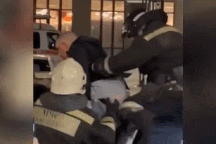 Clip "người đàn ông vẫn đứng dậy sau cú ngã từ tầng 19" gây sốt tuần qua