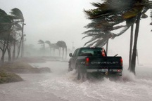 Lái xe trong bão lũ: Mang theo ít nhất 1 số điện thoại cứu hộ