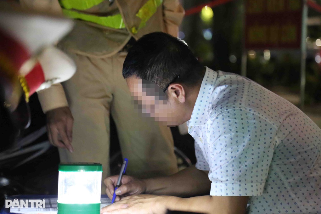 Hà Nội: Uống cốc bia cho mát, người đàn ông bay mất 17 triệu đồng - 4 Hà Nội: Uống cốc bia cho mát, người đàn ông bay mất 17 triệu đồng - 4