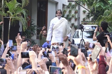 Lượng fans khủng tới nhà Amitabh Bachchan