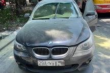 Xe BMW bốc cháy giữa phố Hà Nội