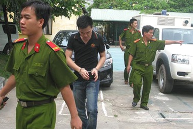 2 năm tù cho “bố nuôi” bạo hành bé gái 4 tuổi