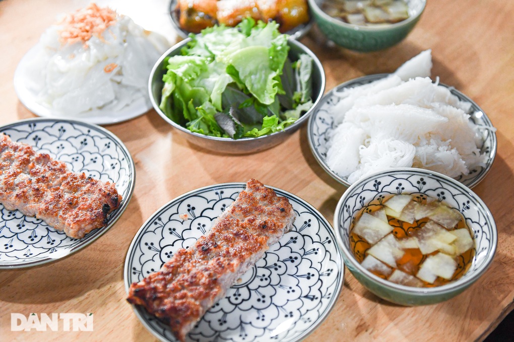 Bún chả chỉ một miếng chả giá 40.000 đồng ở Hà Nội, ngày bán 400 suất - 2