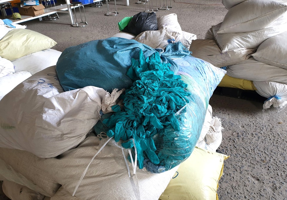 Phát hiện hàng triệu găng tay y tế tái chế từ găng tay đã qua sử dụng - 2 Phát hiện hàng triệu găng tay y tế tái chế từ găng tay đã qua sử dụng - 2