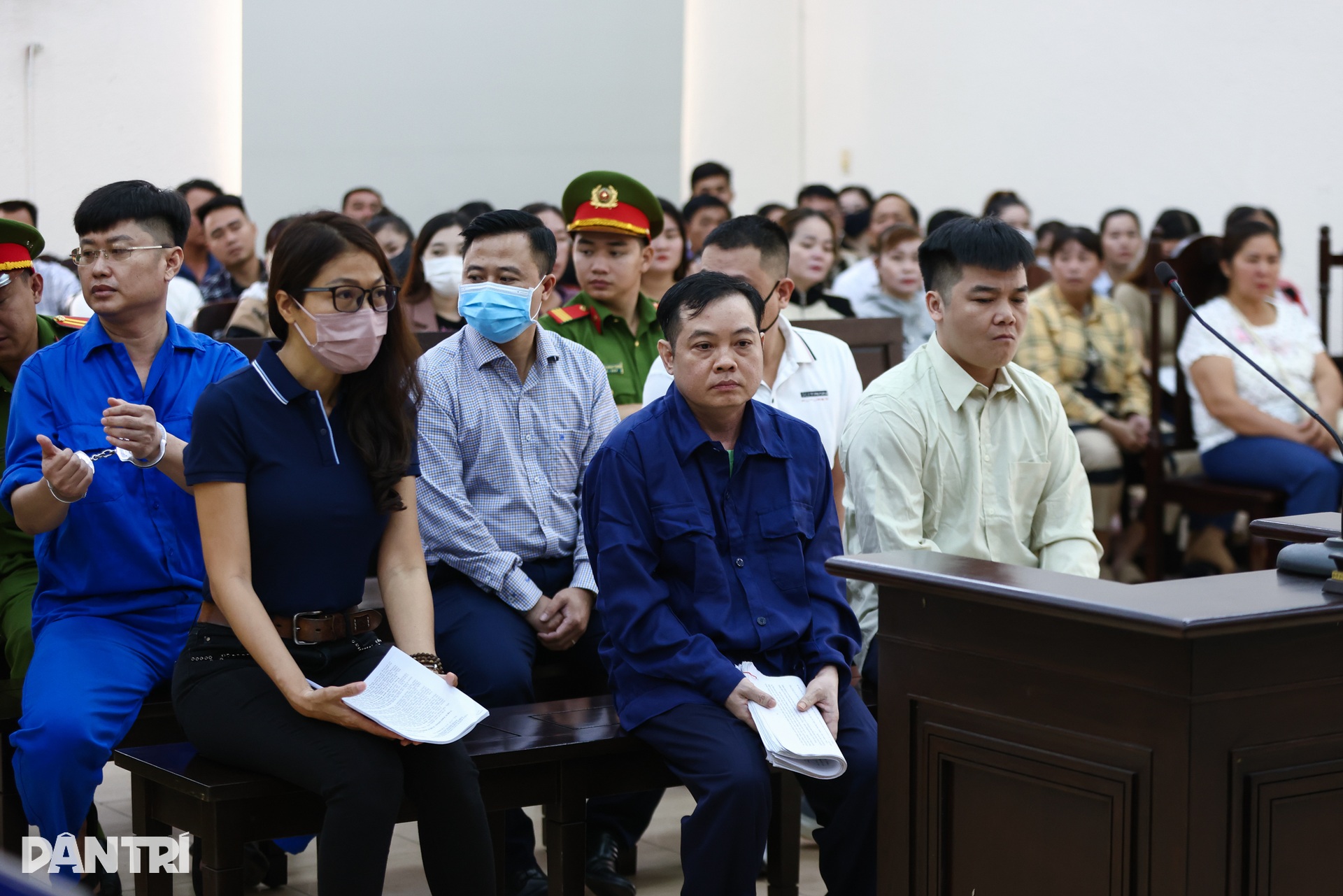 Người thân bật khóc trong phiên tòa xét xử vụ án cháy karaoke An Phú - 6 Người thân bật khóc trong phiên tòa xét xử vụ án cháy karaoke An Phú - 6