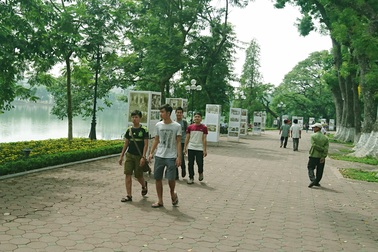 Người dân khu vực hồ Gươm mong muốn đổi "lịch" phố đi bộ